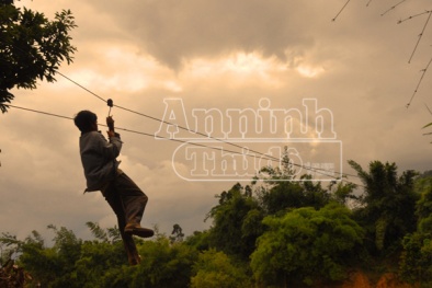 Trẻ em phải hóa thân thành Tarzan để qua sông